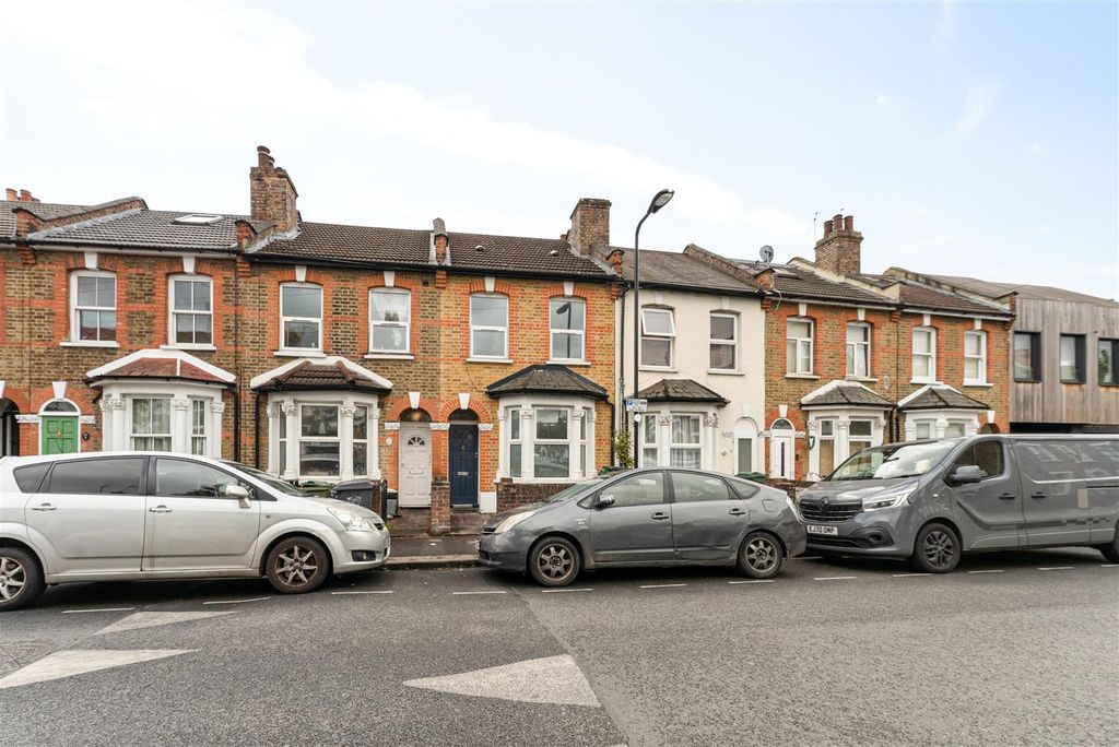Property photo 1 of 30 Coopers Lane, E10
