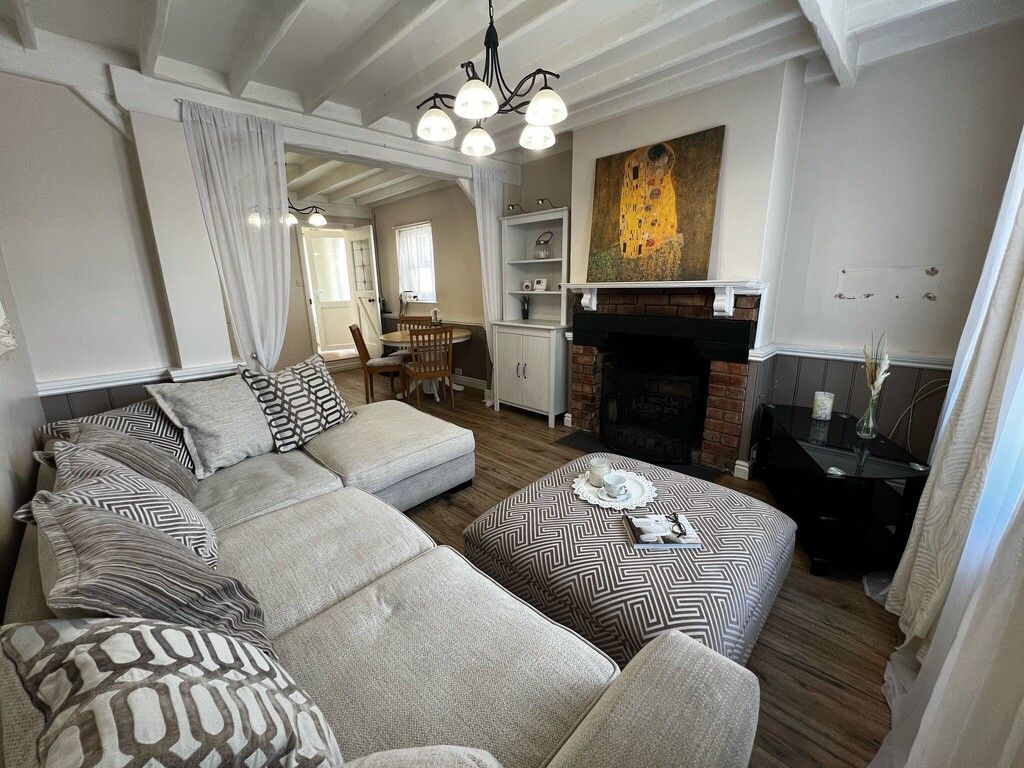 Property photo 1 of 21 Living Room