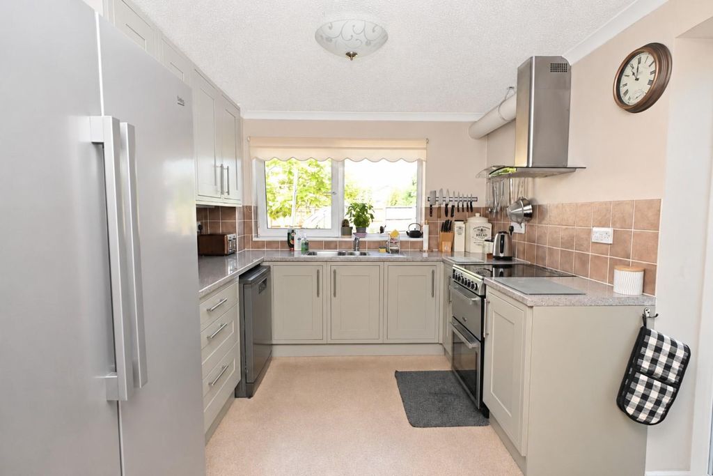 Property photo 2 of 18 Kitchen