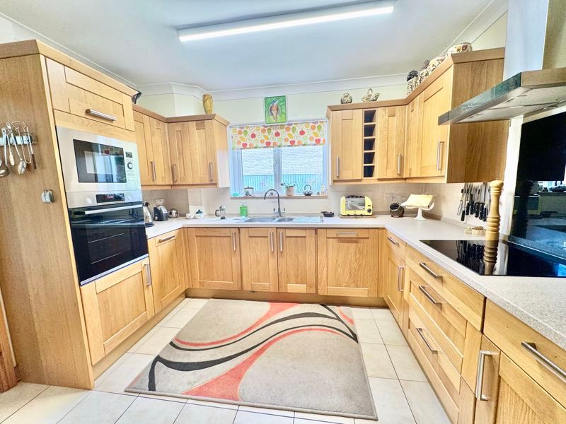 Property photo 3 of 25 Kitchen