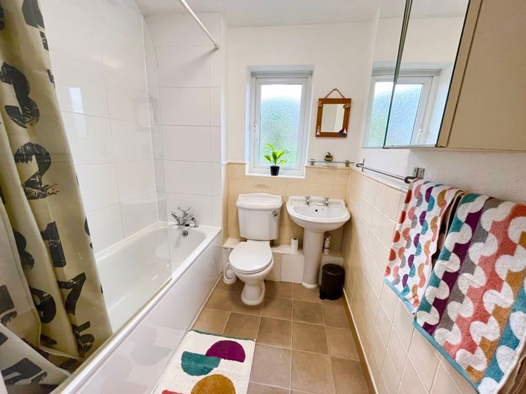Property photo 1 of 6 This Modern Bathroom Features A Clean Design With ...