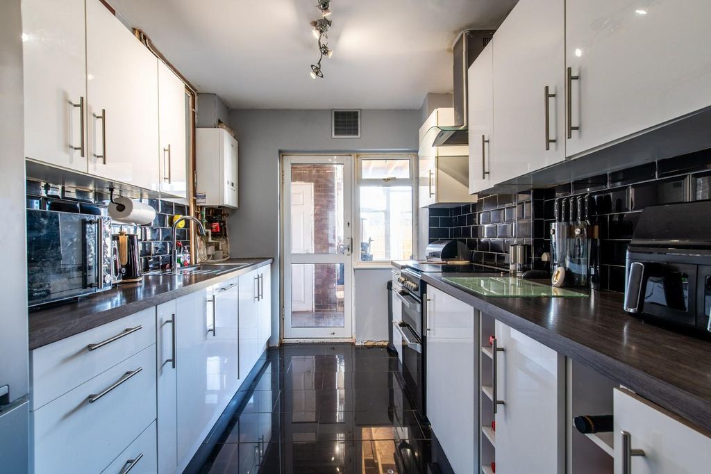 Property photo 2 of 11 Kitchen