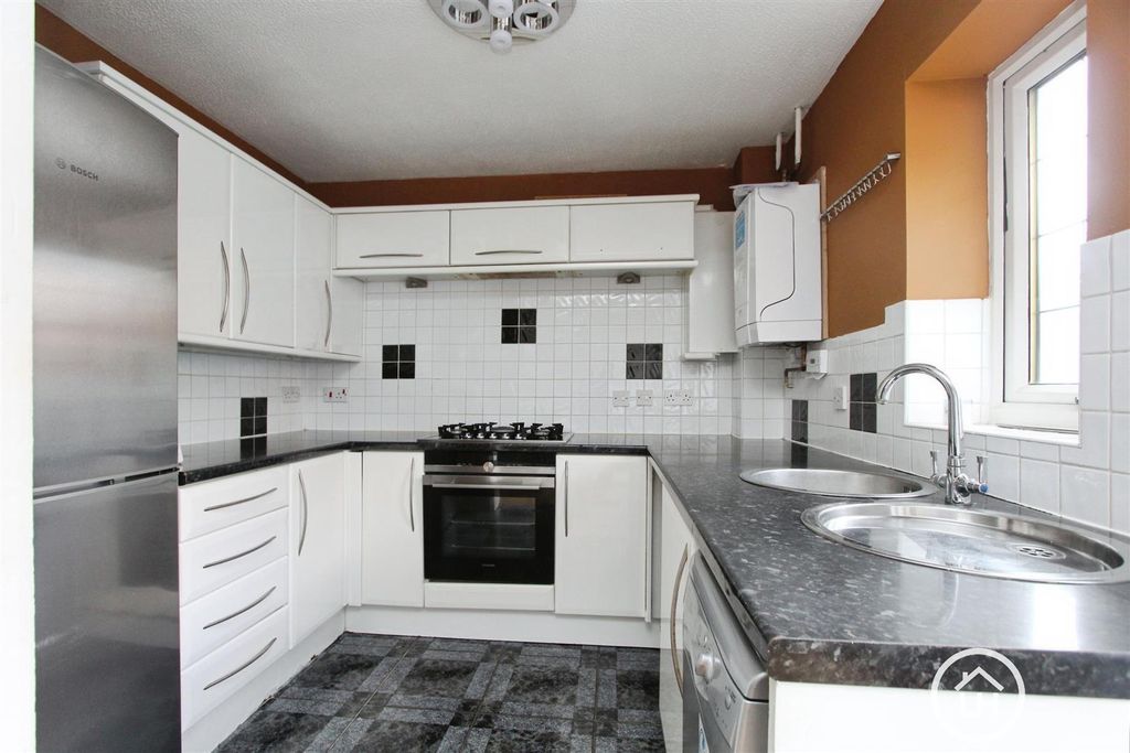 Property photo 3 of 11 Kitchen