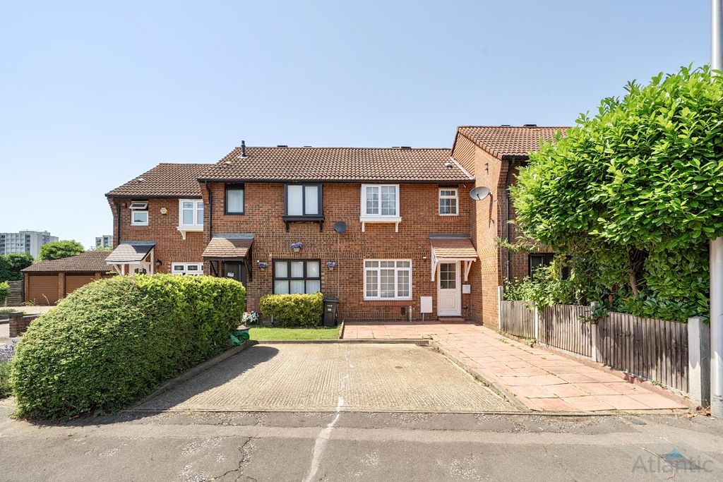 Property photo 1 of 12 3 Bed Terraced House For Sale Underwood Road, Woodford Green Ig8