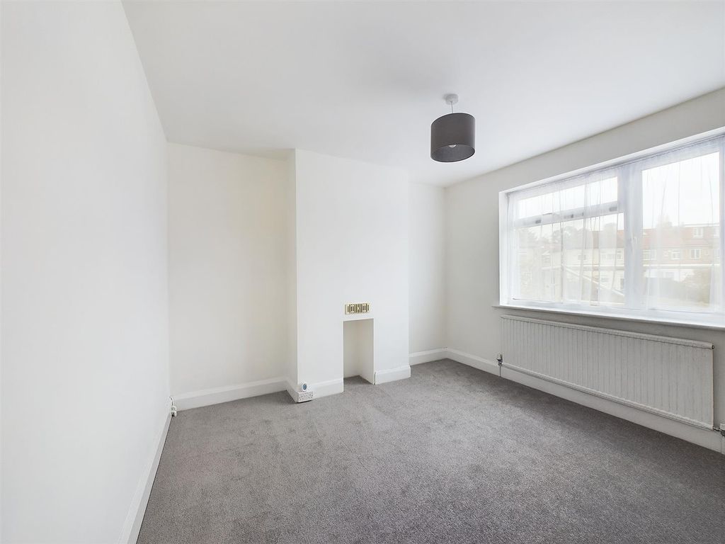 Property photo 3 of 12 Cam03510G0-Pr0076-Still003.Jpg