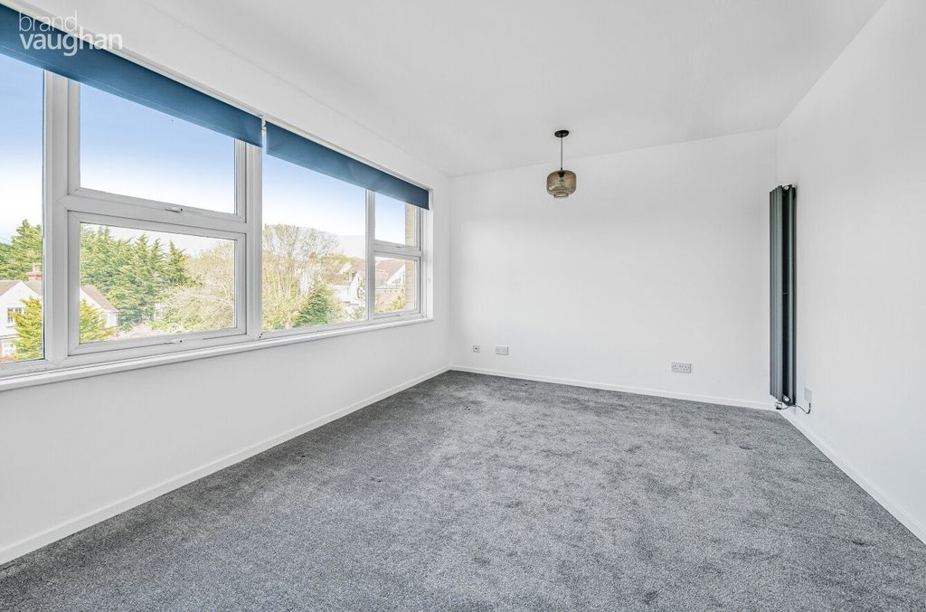 Property photo 3 of 9 Lounge