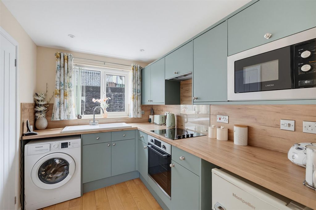 Property photo 3 of 17 Kitchen