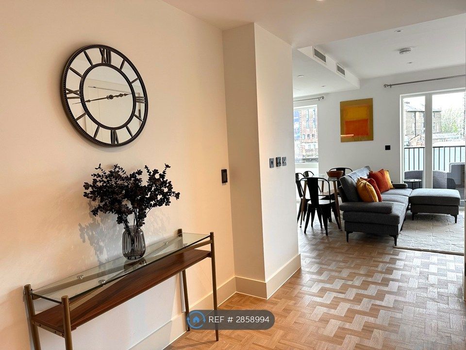 Property photo 3 of 14 Entry Hall