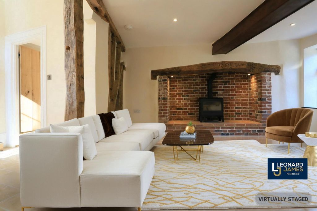 Property photo 3 of 19 Lounge