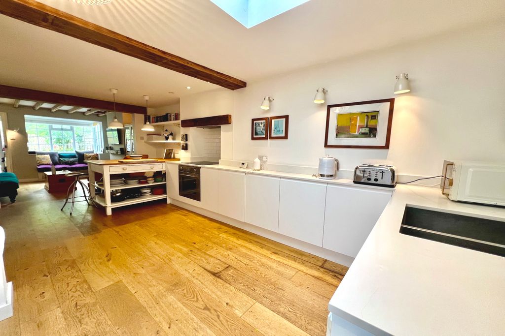 Property photo 3 of 11 Kitchen