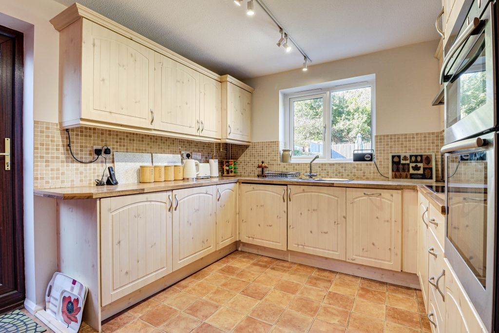 Property photo 3 of 19 Kitchen