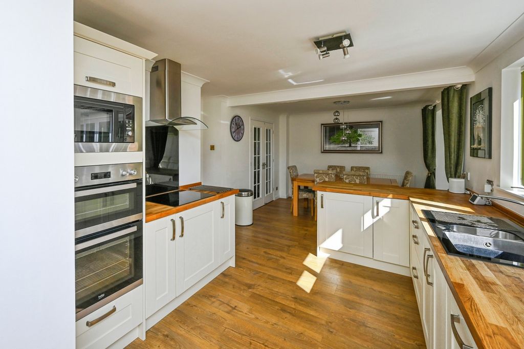 Property photo 3 of 19 Kitchen/Dining Room