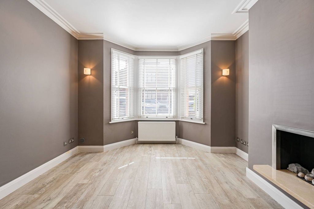 Property photo 2 of 28