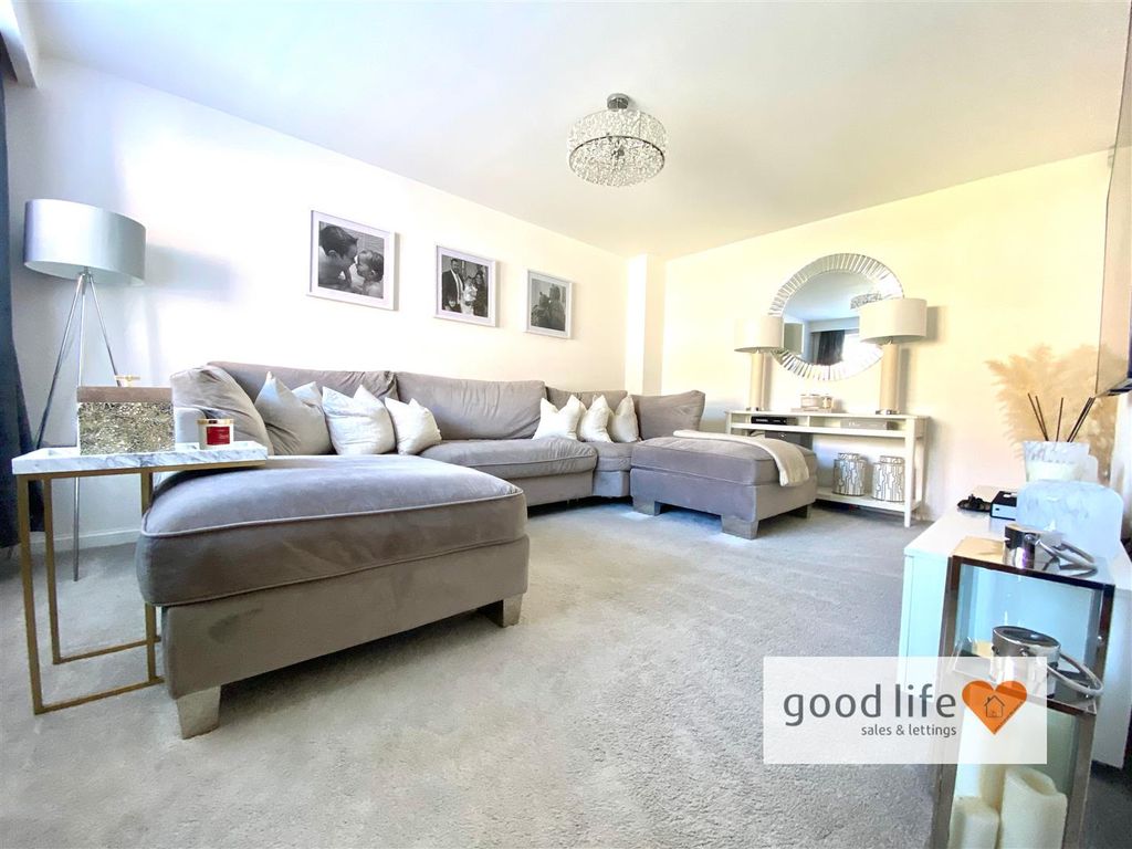 Property photo 2 of 27 20250522_113502419_Ios15Burcombeclose.Jpg