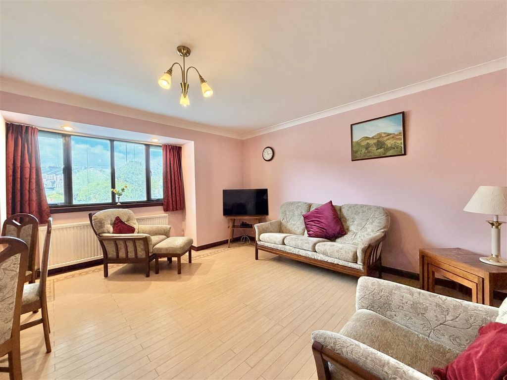 Property photo 3 of 10 Lounge