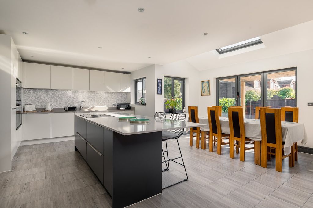 Property photo 2 of 27