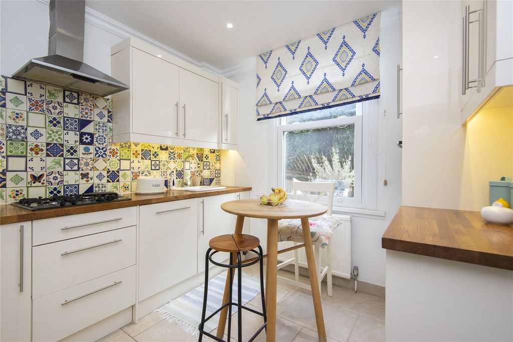 Property photo 3 of 10 Kitchen