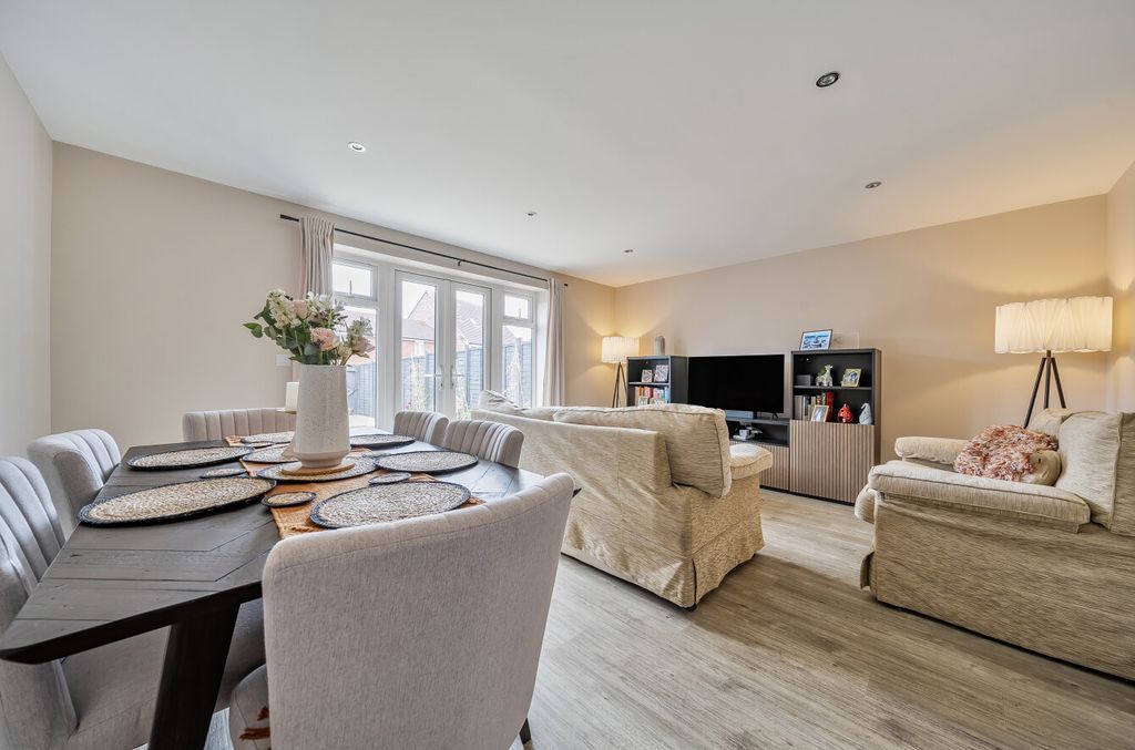 Property photo 3 of 14 1336073-28-68Aee1...