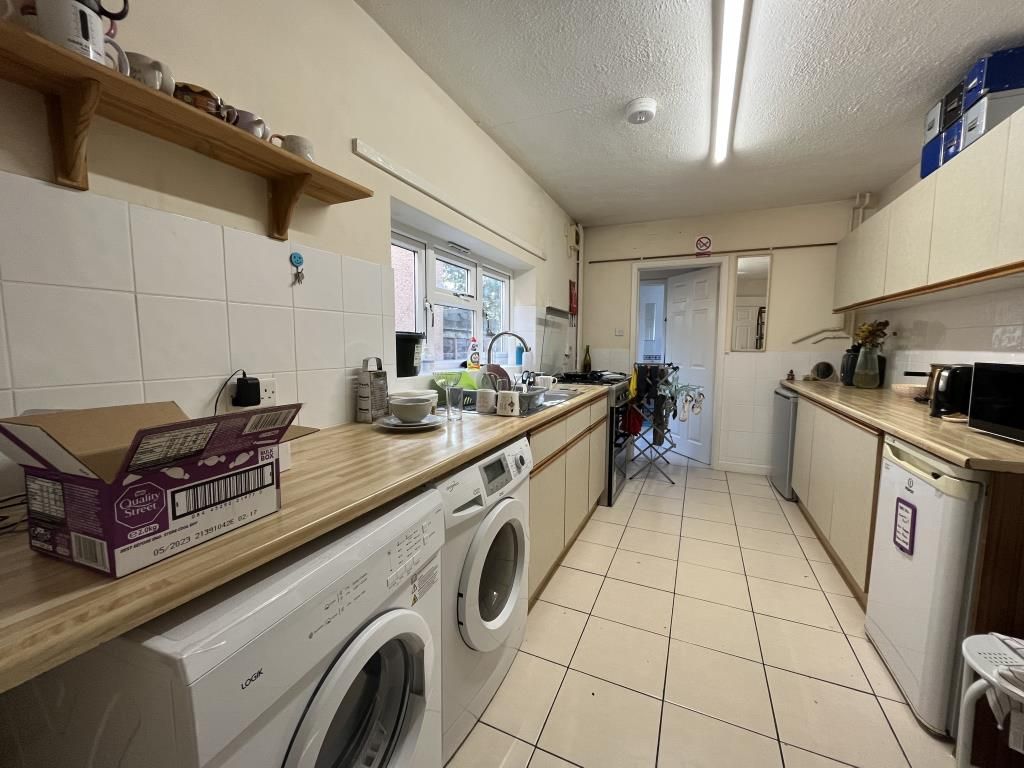 Property photo 3 of 11 Kitchen