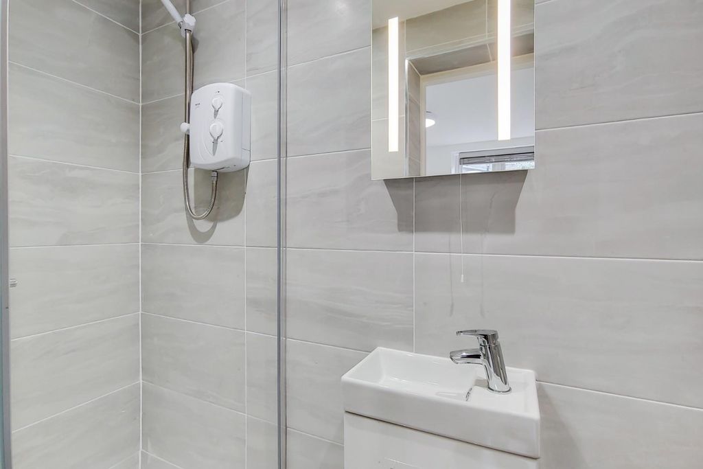 Property photo 3 of 6 12_Ensuite 4-1.Jpg