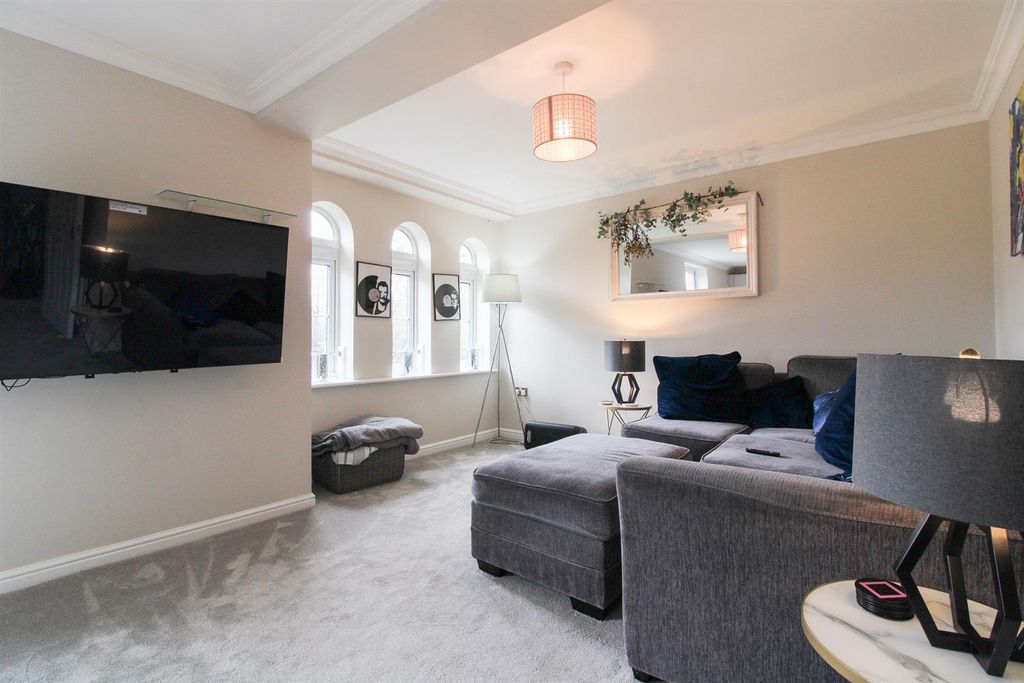 Property photo 3 of 8 Lounge