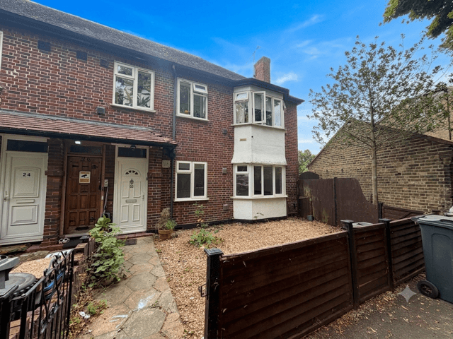 Property photo 1 of 8 2 Bed Flat To Rent St. Stephens Road, Hounslow Tw3