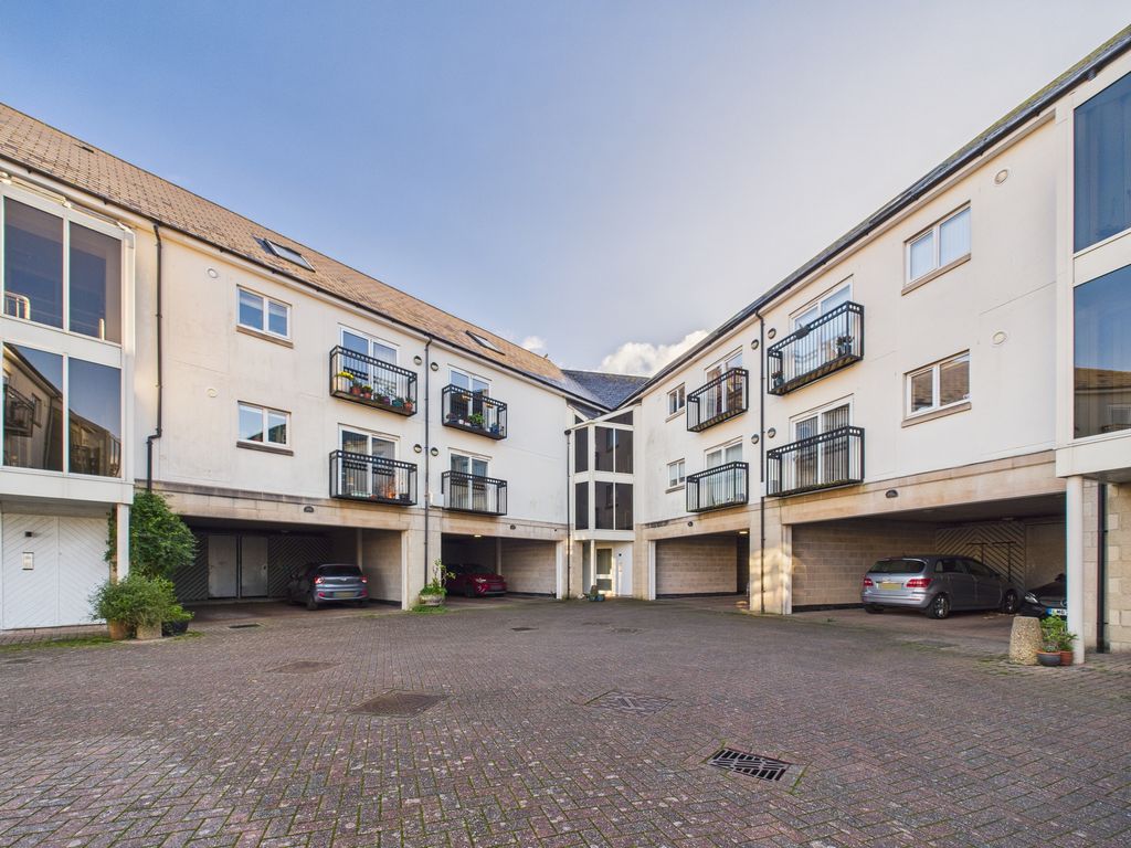 Property photo 3 of 20 Cam02089G0-Pr0608-Still018