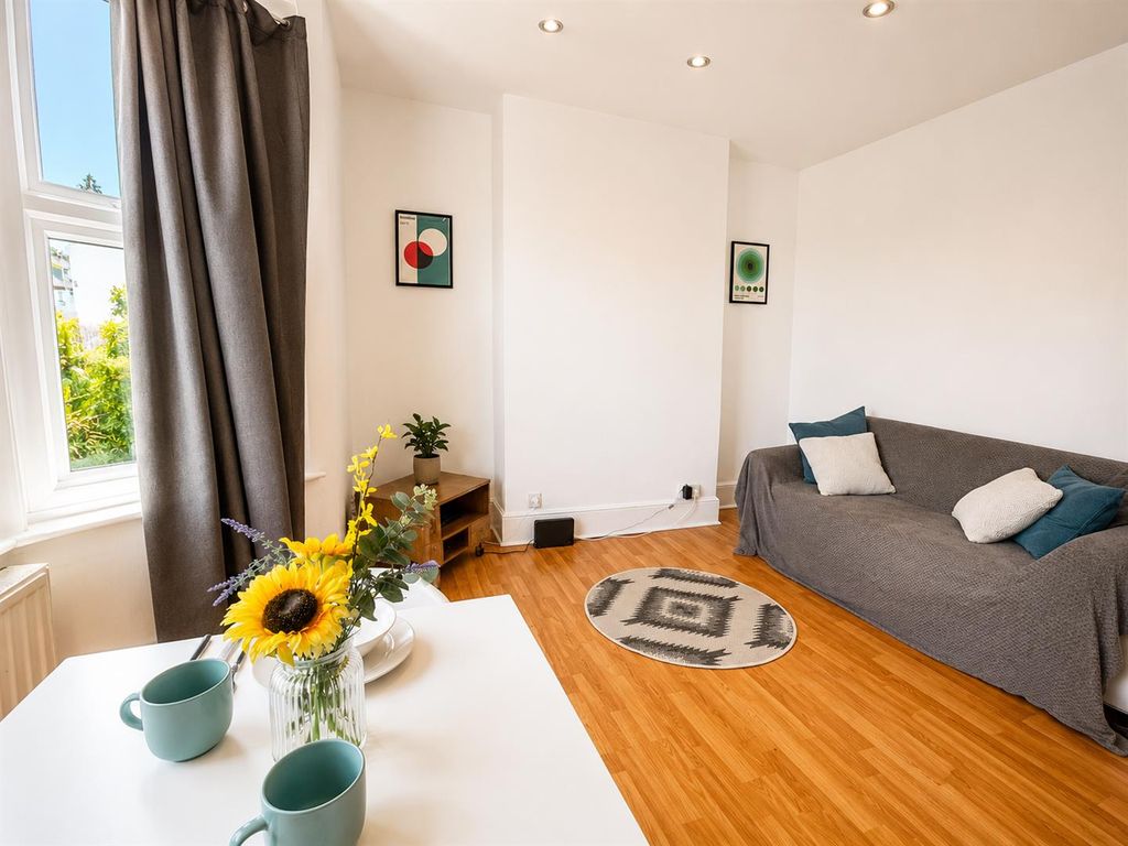 Property photo 3 of 9 Hafton Lroom 1.Png