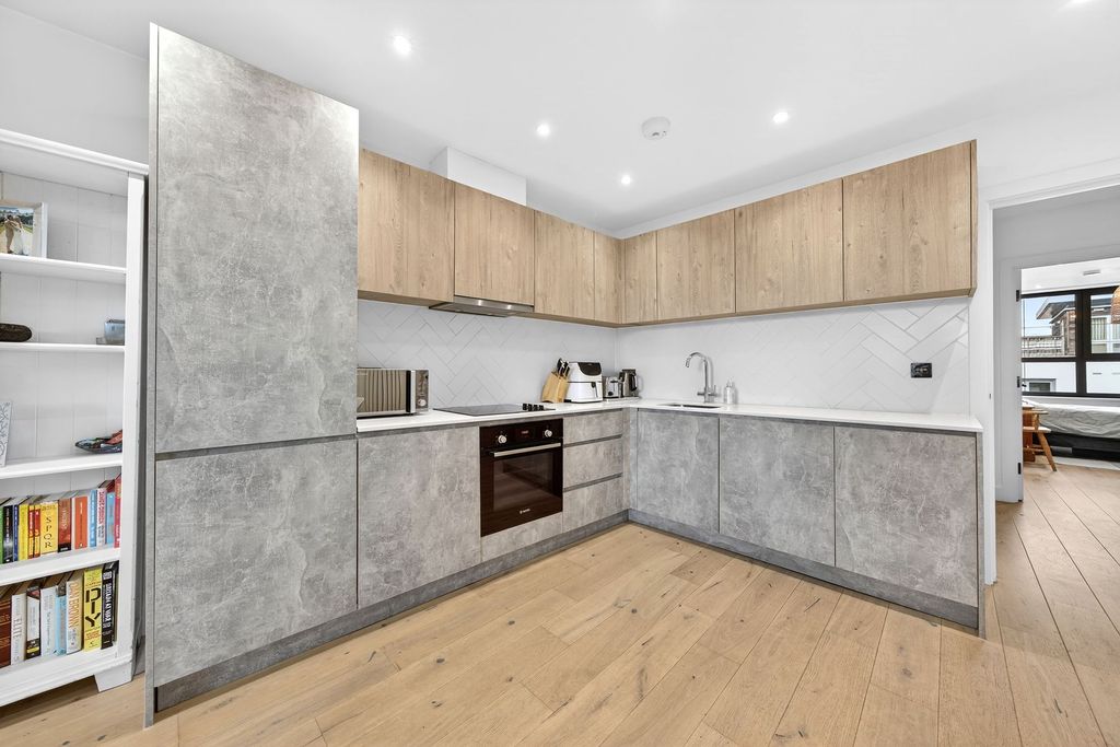 Property photo 3 of 21