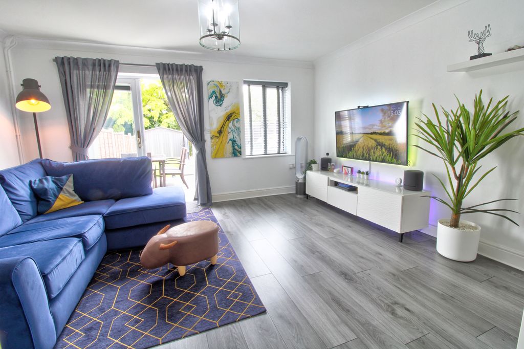 Property photo 2 of 15 Lounge