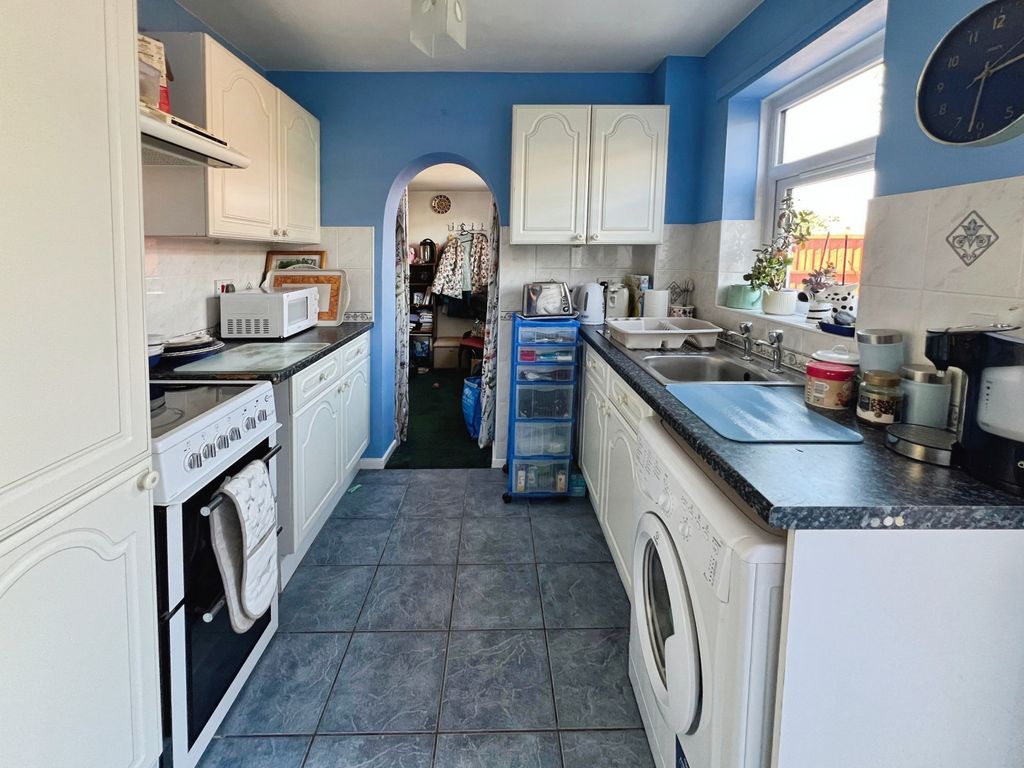 Property photo 3 of 11 Kitchen