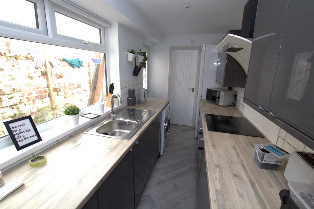 Property photo 3 of 11 Kitchen.Jpg