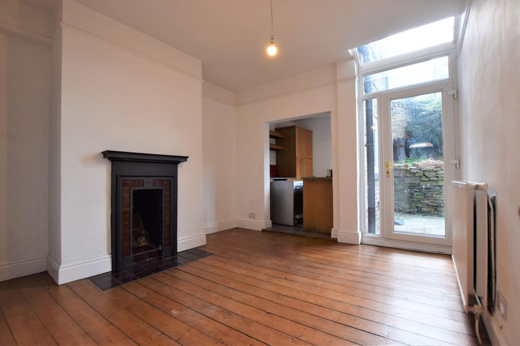 Property photo 3 of 11 .