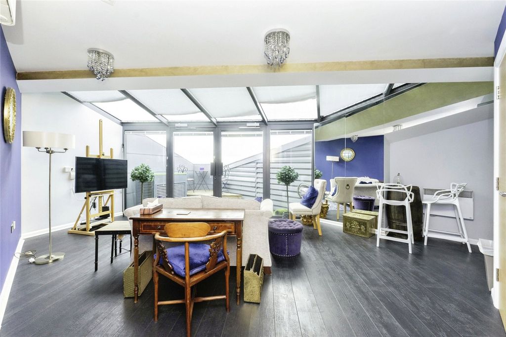 Property photo 1 of 15 Lounge