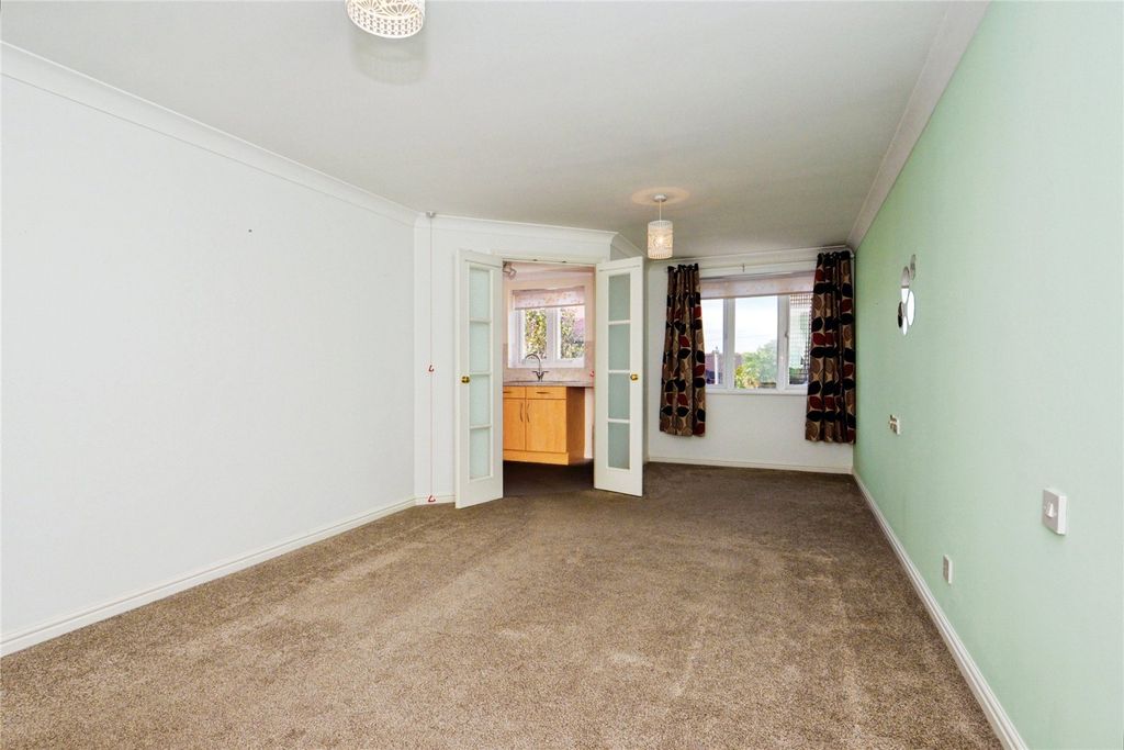 Property photo 2 of 16 Lounge