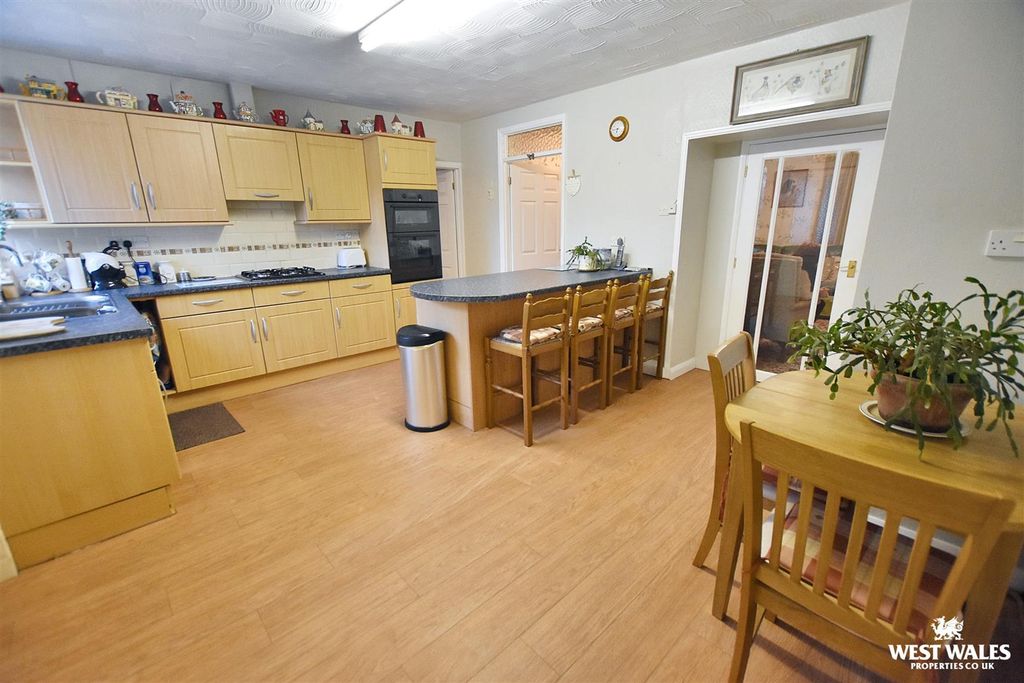 Property photo 3 of 21 5 (3).Jpg