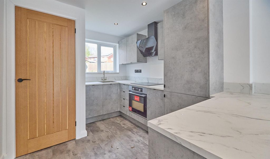 Property photo 2 of 14 Weston Close_9.Jpg