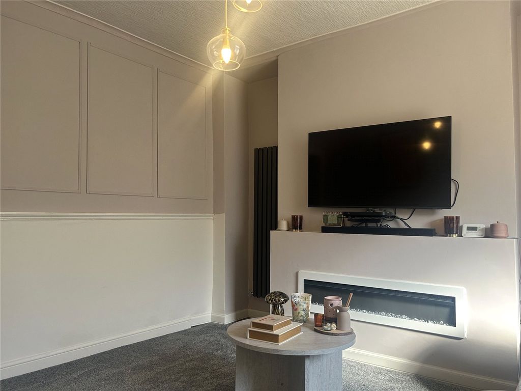 Property photo 2 of 14 Lounge