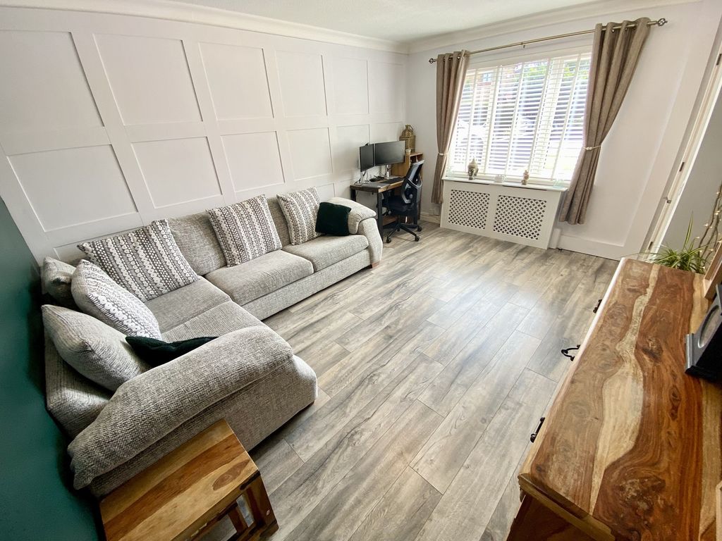 Property photo 3 of 20 Lounge