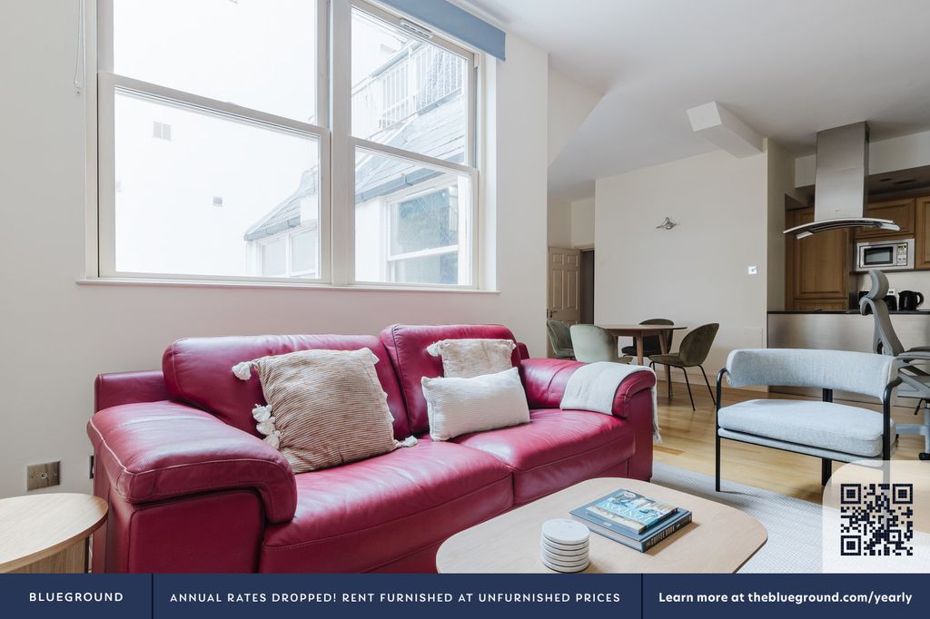 Property photo 3 of 17 Living Room