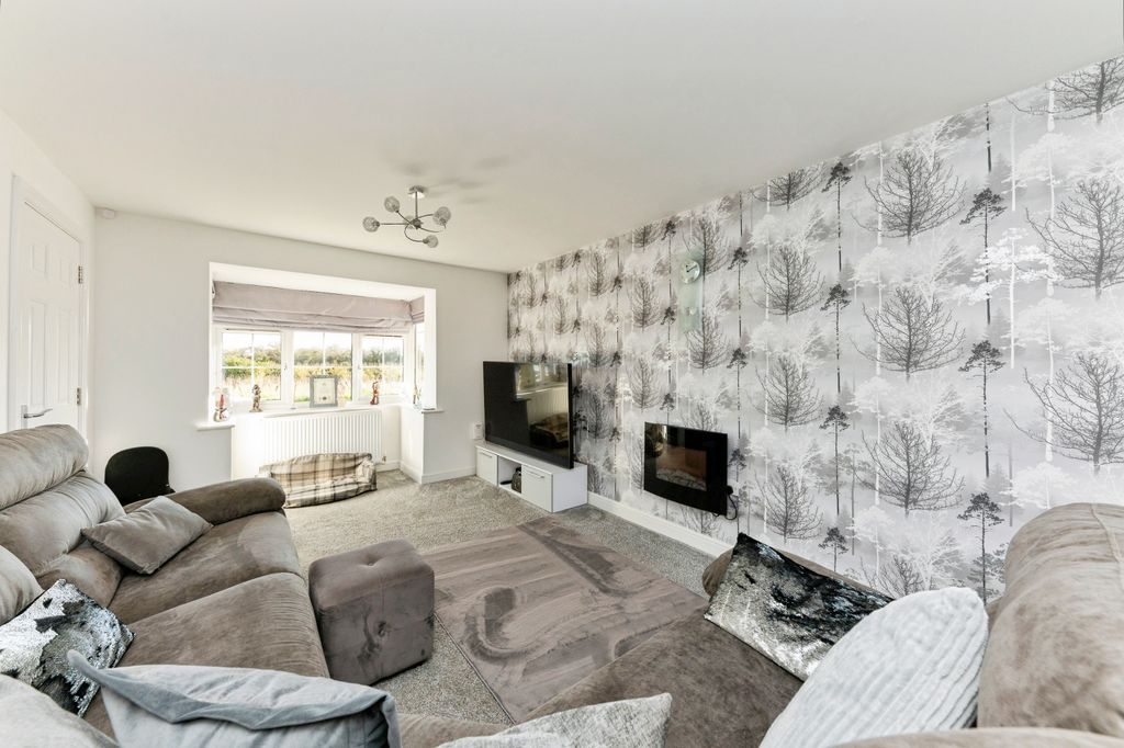 Property photo 3 of 31 Lounge