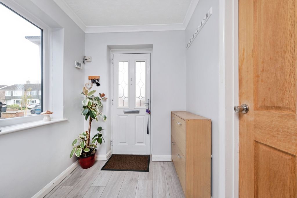 Property photo 2 of 19 Entrance Hall