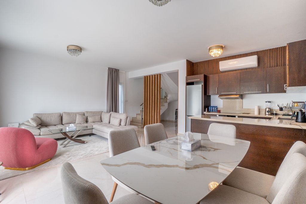 Property photo 3 of 49