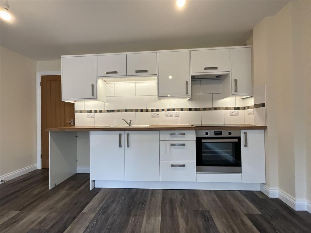 Property photo 3 of 8 Lounge / Kitchen