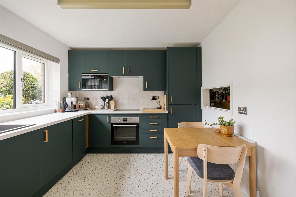 Property photo 2 of 36 St. Johns Court, Ig9