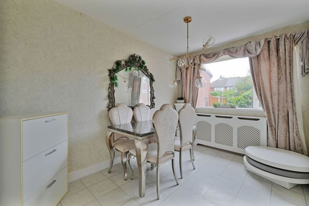 Property photo 2 of 28