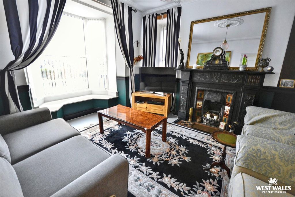 Property photo 2 of 36 Living Room