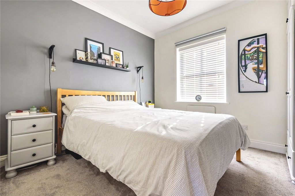 2 bed flat for saleTudor Road, Hampton TW12 photo 5