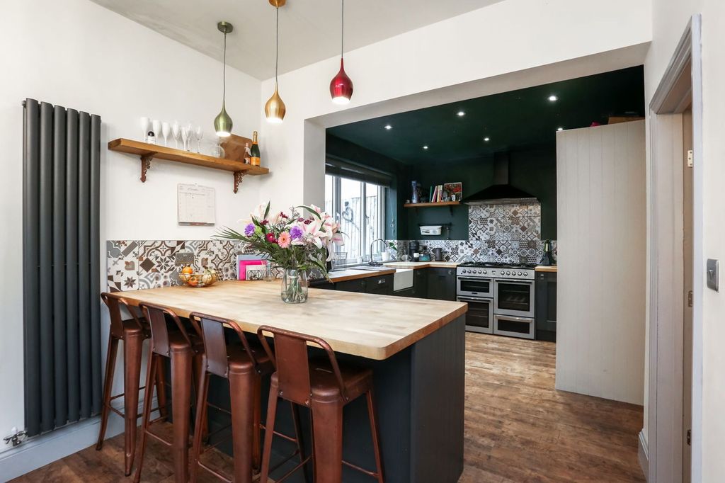 Property photo 2 of 35