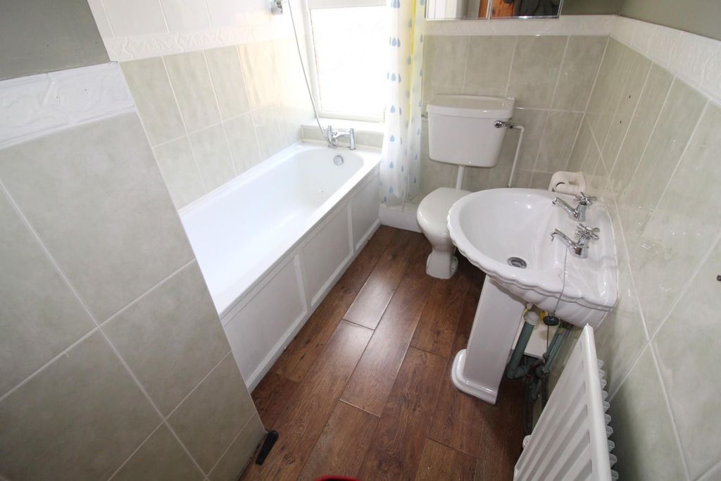 Property photo 3 of 9 Bathroom